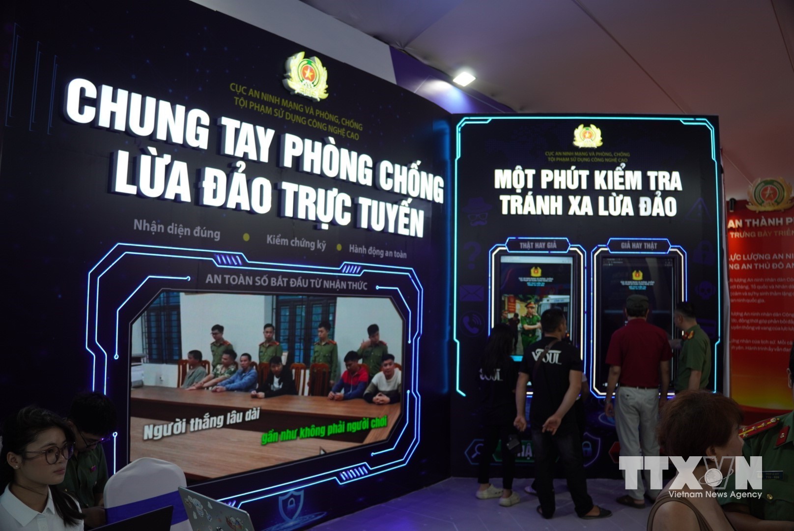 Triển lãm "Bức tường An ninh mạng" tại phố Đinh Tiên Hoàng, phường Hoàn Kiếm, thành phố Hà Nội, thu hút đông đảo người dân và du khách tham gia trải nghiệm. (Ảnh: Hùng Mạnh/TTXVN)